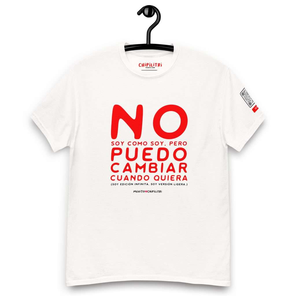 “No soy como soy, pero puedo cambiar cuando quiera”. Camiseta musical blanca con diseño tipográfico y QR que lleva a su canción en Moda Sonora.