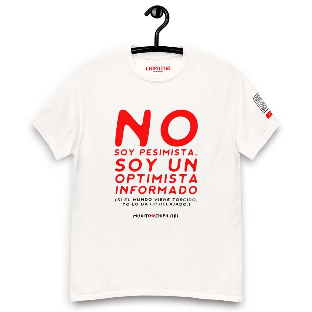 Camiseta musical blanca con la frase “No soy un pesimista, soy un optimista informado” de Chipilitri.