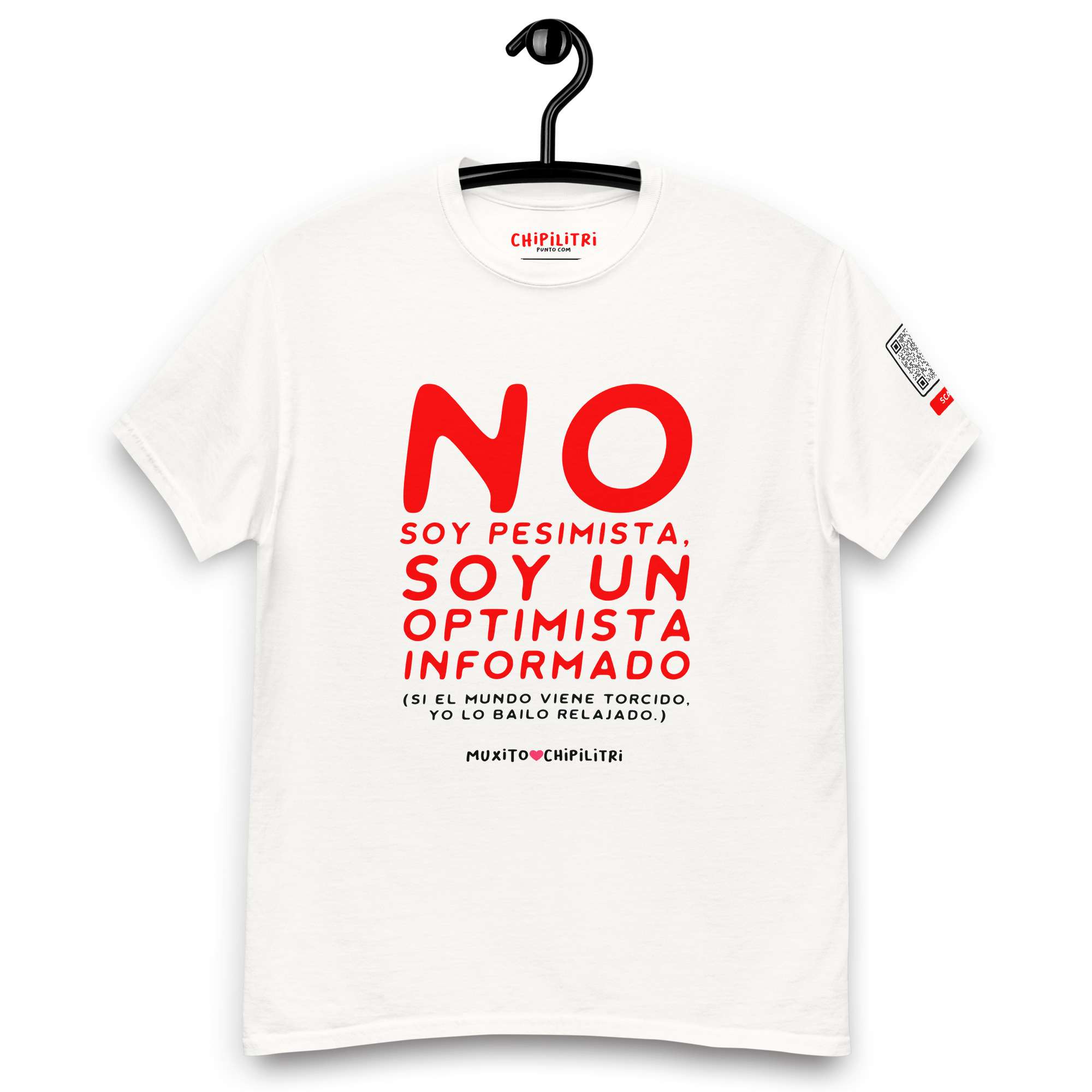 Camiseta musical blanca con la frase “No soy un pesimista, soy un optimista informado” de Chipilitri.