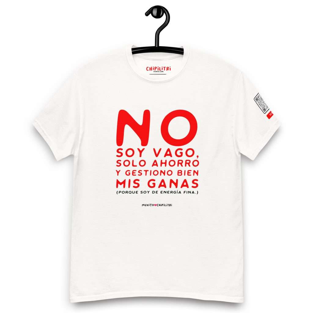 Camiseta musical blanca con la frase “No soy vago, solo ahorro y gestiono bien mis ganas” de Chipilitri.
